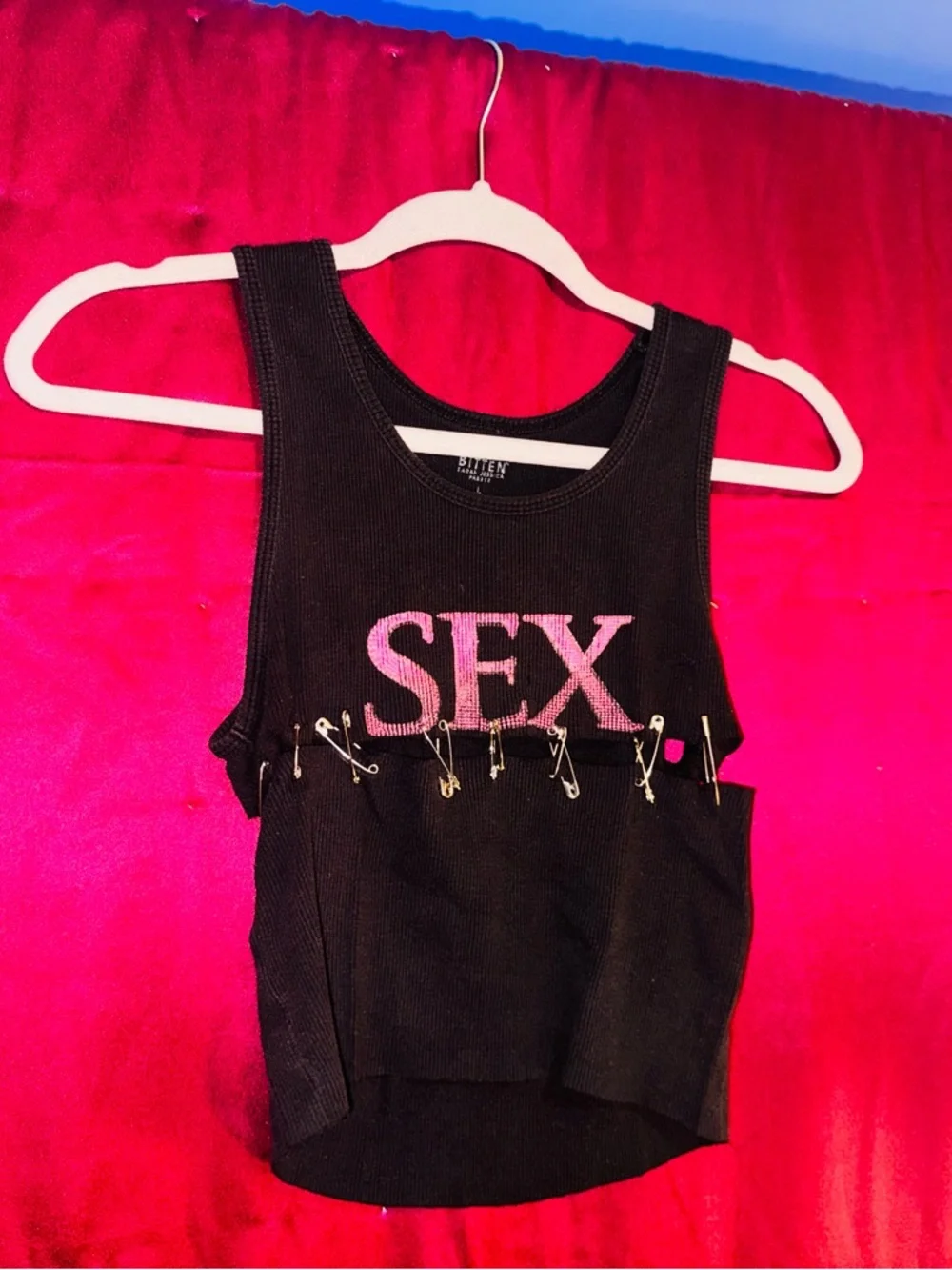 👑 Size Large “S e x” Bitten by Sarah Jessica Parker Black Ribbed Tank - Picture 6 of 7